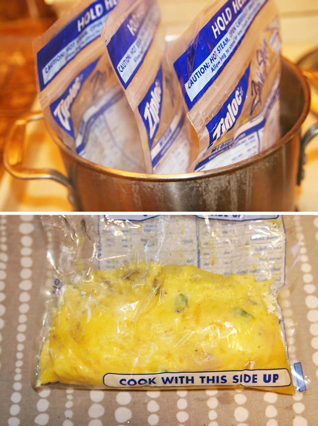 С помощью пластиковых пакетов сделайте несколько омлетов сразу.