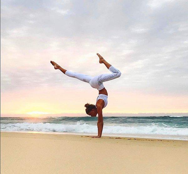 7. Yoga giyim markası Alo Yoga ile çalışan Sjana, sayfasında bolca yoga gönderileri de paylaşıyor.