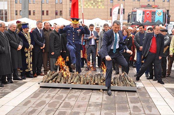 Eskişehir'de düzenlenen nevruz etkinliğinde Vali Azmi Çelik, milletvekili Emine Nur Günay ile Korgeneral İsmail Güneykaya yakılan ateşin üzerinden atladı.