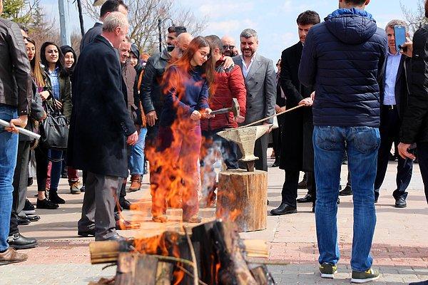 Bolu'da Üniversite öğrencileri, ateş yakıp üzerinden atlayarak ve çekiçle demir döverek nevruzu kutladı.