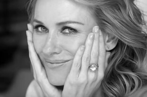 6. Игриво подносят руки к лицу после нанесения крема.