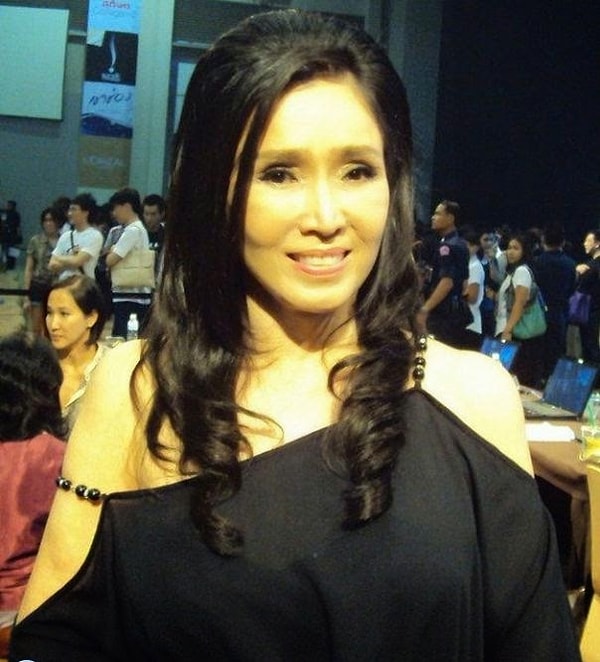 2. А сколько, по-вашему, лет этой улыбающейся женщине?