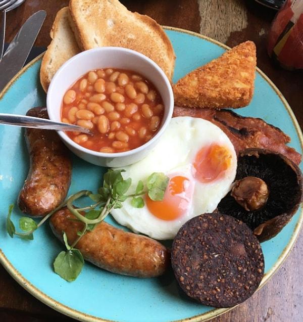 4. "İngiliz kahvaltısı ama her yediğimde yaşam sürem biraz kısalıyor gibi hissediyorum."