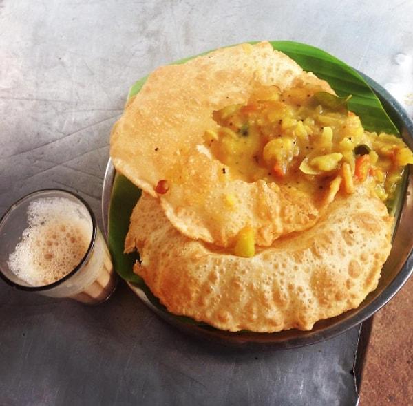 15. Hindistan'ın kuzeyinde sabahları yağda kızartılmış pide ekmeği ve patates püresiyle baharatlardan yapılan poori masala yeniyor.