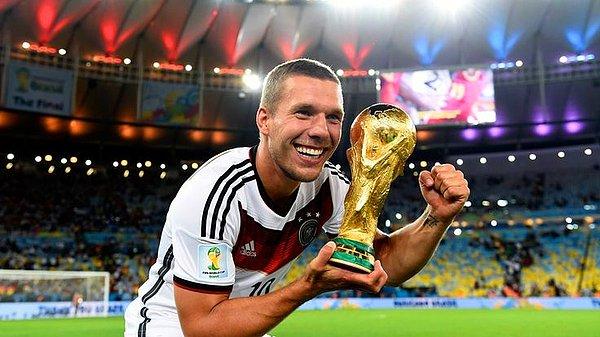 Milli takımı ile 3. kez Dünya Kupasına katılan Podolski, Dünya Kupasını kaldırmayı başardı.
