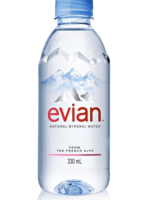 Камерон Диас умывает лицо только водой Evian