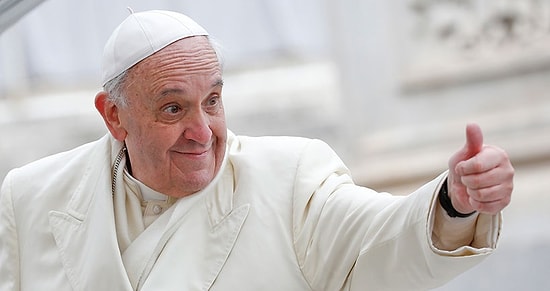 3-летняя девочка украла шапочку с головы папы римского и мгновенно стала звездой интернета