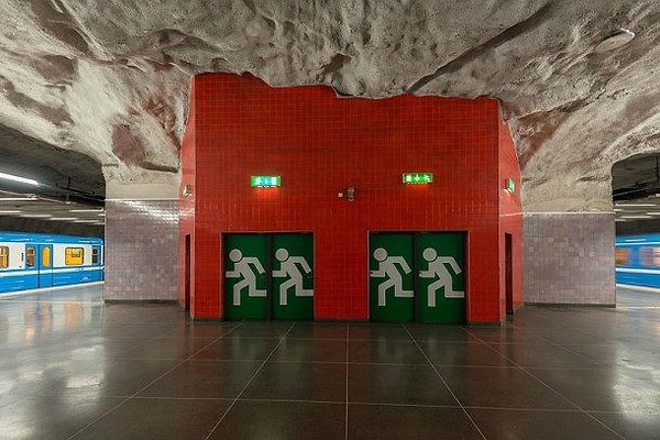 15. А эта станция носит название "Университетская":