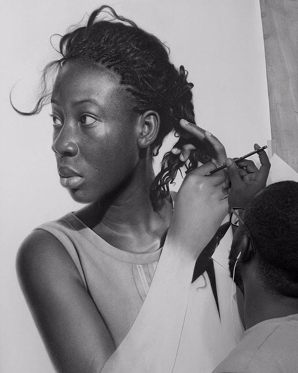 Eserlerinde karakalem ve grafit çalışan Nijeryalı sanatçı Arinze Stanley oldukça büyük çalışmalar yapıyor.