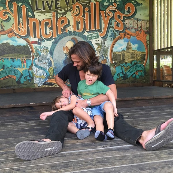 34. И играет со своими мальчишками