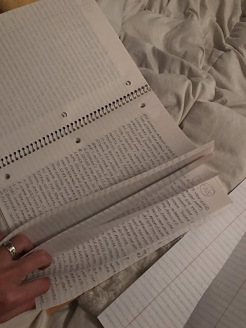 "Я была настолько шокирована, что сперва даже не могла плакать", - говорит девушка, листая страницы тетрадей, исписанных дедушкиным почерком.