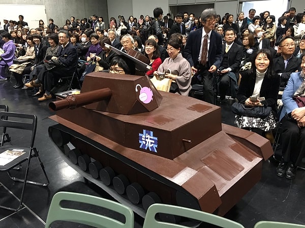 12. А одна из девушек пришла на выпускной в образе танка