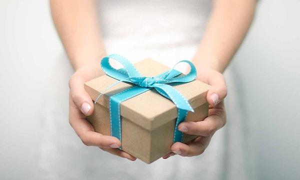 3. Bir şuna cevap vermeni istesek; hediye almayı mı tercih edersin hediye vermeyi mi?