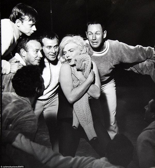 Nat Dallinger tarafından yakalanan bu karede "Let's Make Love"ın setinde karşı konulmaz cazibesiyle görüyoruz Monroe'yu.