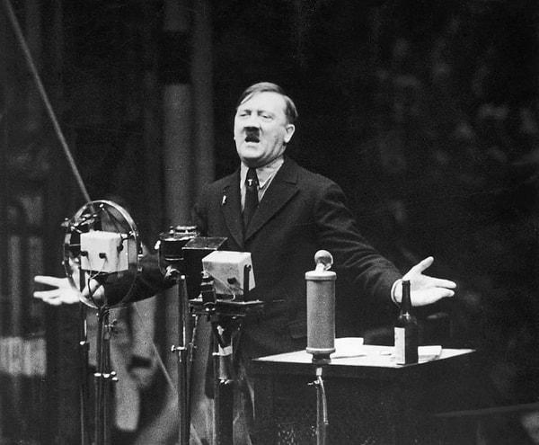 Hitler’in son zamanlarını geçirdiği sığınağı ziyaretinin ardından Kennedy, Führer’in aslında ölmemiş olabileceğini iddia etti.