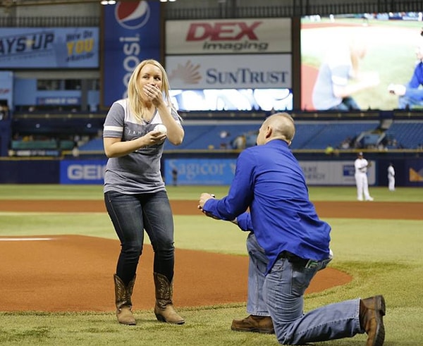 6. Мелисса и Камерон встречались 2 года, прежде чем 42-летний медик сделал девушке предложение.