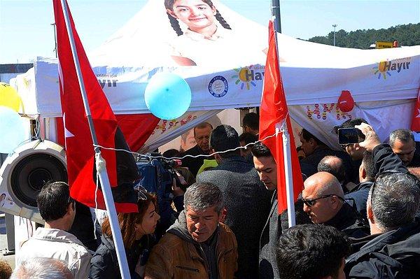 Erdoğan, CHP çadırında yaklaşık 15 dakika kaldı ve  'Hayır' çalışması yapanlarla konuştu.