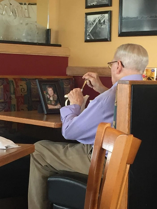 "Когда мы обедали с моей мамой в кафе этот дедушка пил кофе со своей покойной женой. Всем бы такой сильной любви..."