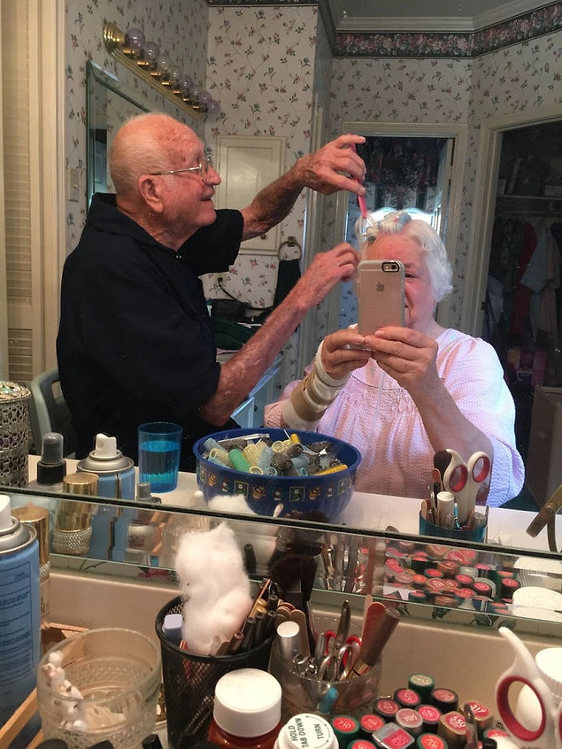 "Моей бабушки сделали операцию на запястье, и она не могла накрутить свои волосы, дедушка сделал это с удовольствием"