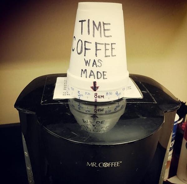 10. Bir plastik bardak üzerine saatleri yazın ve kahve makinenizin üzerine kahvenin yapıldığı saat denk gelecek şekilde koyun.