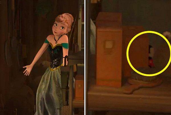 3. Disney filmi Karlar Ülkesi'nin (Frozen) bir sahnesinde arkalarda gizli olan figürü tanıyabildik mi?