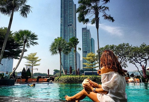 Она много путешествует и выкладывает в Instagram фото со своих приключений