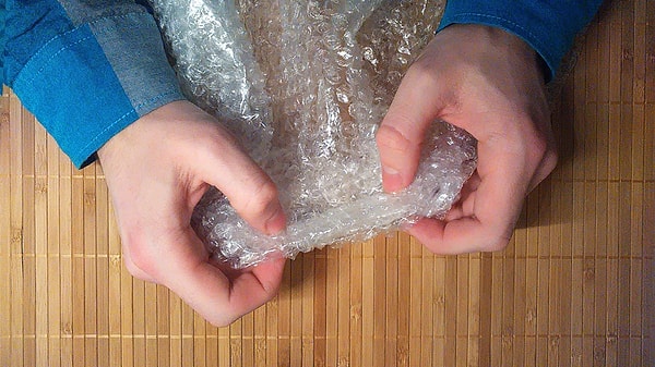 9. А после распаковки новой техники дожидаетесь возможности полопать полиэтиленовые пакетики в пузырьках?