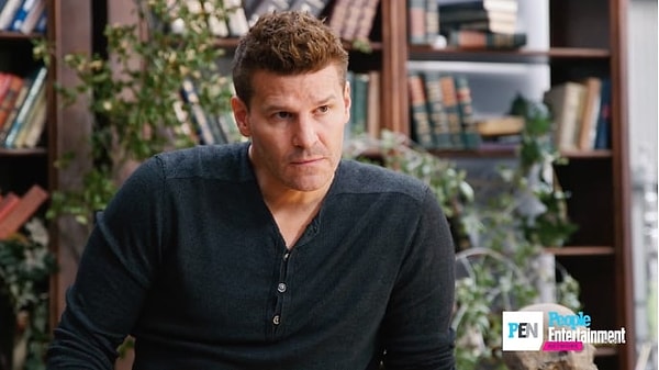 5. И Ангел (Дэвид Борианаз) все такой же красавчик.