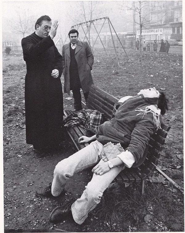 9. Aşırı doz eroinden dolayı hayatını kaybetmiş 16 yaşındaki bir genç, Milan , İtalya. 1980.