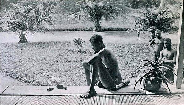 20. Kauçuk kotasını dolduramadığı için Belçikalılar tarafından 5 yaşındaki kızı cezalandırılan baba, çocuğunun kesilmiş el ve ayağına bakarken, Kongo, 1904.