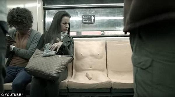 Meksika şehir metrosu, "cinsiyetçi" olarak adlandırılan ve yalnızca erkekler için düzenlenmiş olan, erkek vücuduna benzeyen, üzerinde yumuşak bir penis olan koltukla  metroya binen herkesi şoka uğratıyor.