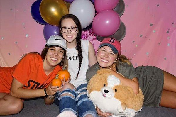18 yaşındaki Madison Harper ve 19 yaşındaki arkadaşları Anne Henry Maggio ve Ashley Randall ile tanışın. Oklahoma State Üniversitesi'nde okuyan yurt arkadaşları, birçok kişiyi rahatsız edecek bir paylaşımda bulundu.
