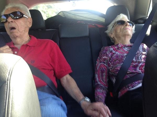 15. Biri 86, diğeri 91 yaşında. Ve hala uyurken el ele tutuşuyorlar.