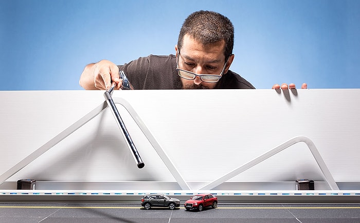 Audi'nin 50.000 Dolarlık Arabasının Fotoğraf Çekiminde 32 Dolarlık Minyatür Kullanan Sanatçı