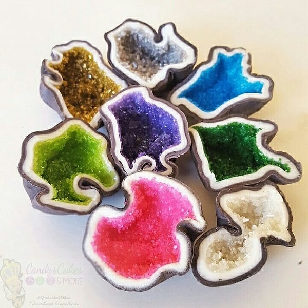 3. Как будто съел настоящий жеод. Похоже, эти пирожные еще и покрыты шоколадной глазурью