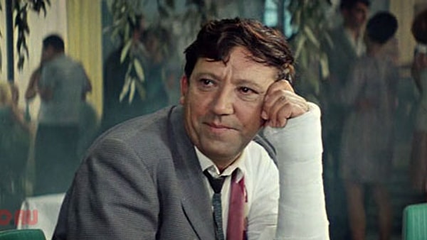 1. "Кто возьмет билетов пачку, тот..." ( к\ф "Бриллиантовая рука")