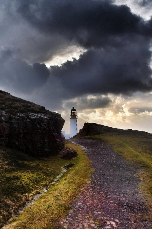 İskoçya'nın Highlands bölgesinin kuzeybatısında bulunan Rua Reidh Deniz Feneri'nin yanı başındaki ev resmi olarak satışa çıkarıldı.