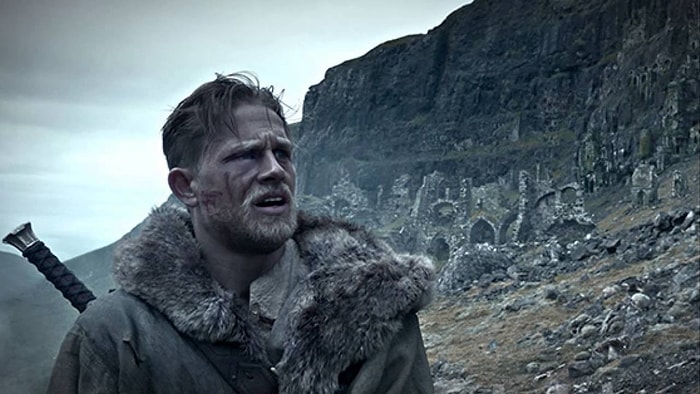 King Arthur: Legend of the Sword'dan Son Fragman Geldi!