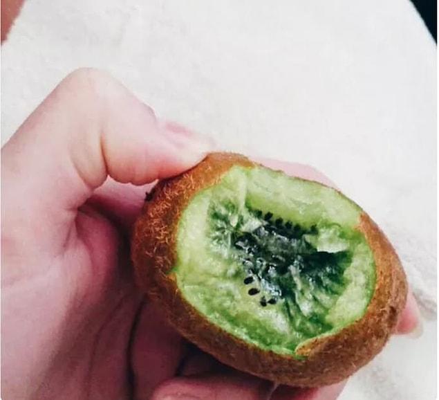 3. An this is how some people eat kiwis.😋😅