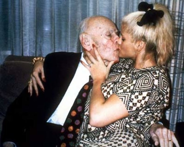 Howard Marshall'ın aynı zamanda Teksas'ın en zenginlerinden biri olduğunu belirtmemize gerek yoktur sanıyoruz.