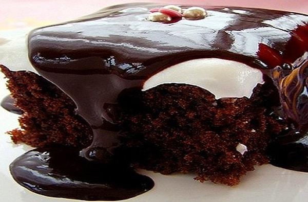 5. Çikolata soslu enfes keke kim hayır diyebilir ki ?