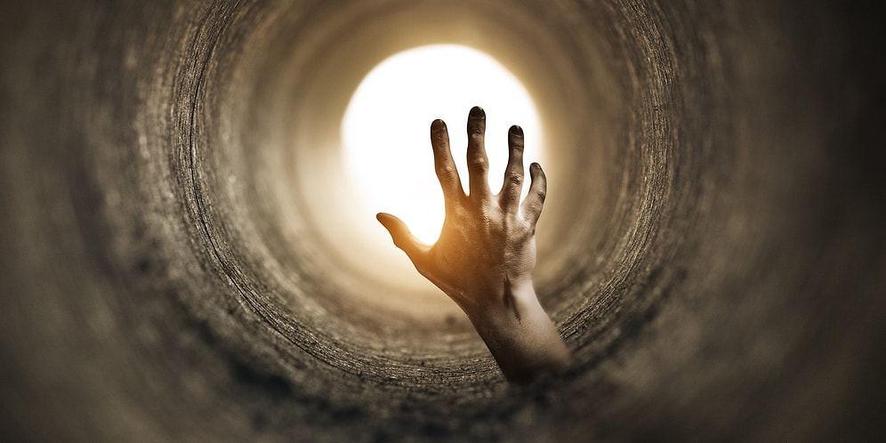 Тест не для слабонервных: найдите фотографию, на которой мёртвый человек