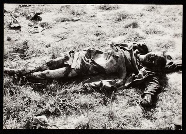 1940-1944, Alanda çürümeye bırakılmış bir vücut