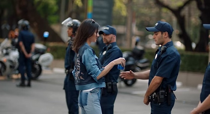 ABD'yi Karıştıran Kendall Jenner'lı Pepsi Reklamı