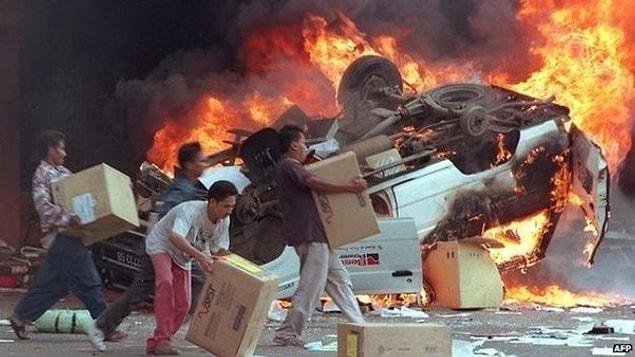 2. The people who plundered the shops of Chinese shop owners during the rebellions that broke out in Indonesia in 1998.