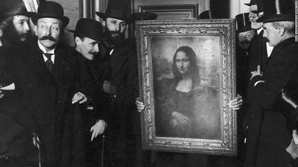 8. Mona Lisa Louvre'a döndüğünde, onu bekleyen binlerce insan vardı. Artık çoğu insan Louvre'a yalnızca bu tablo için gelecekti.