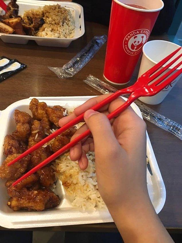 5. Çatal da olabilen Çin yemeği çubukları. Ergonomik tasarımın böylesi! 🍜👏