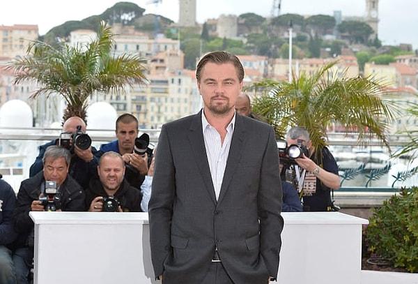 20. 2013'te Cannes Film Festivali'nde arkasındaki fotoğrafçılara güzel poposunun bir fotoğrafını çekmeleri için izin veriyor.