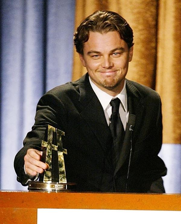 11. 2004 yılında Yılın Aktörü Ödülü'nü kabul ederken ne kadar da tatlı.