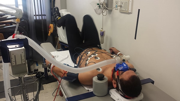 4. В период основного этапа эксперимента от участников требовалось лишь одно — лежать круглосуточно практически без движения, слегка опустив голову и немного подняв ноги.